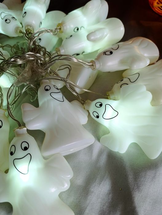 Światełka sznurkowe duszki dekoracyjne na Halloween.