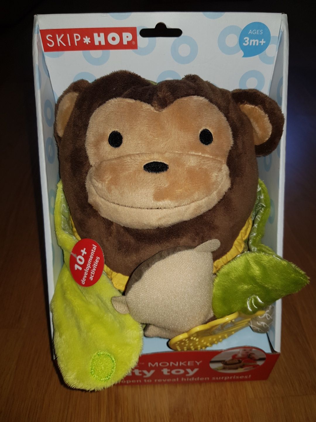 Sensoryczna zabawka (przytulanka) małpka Skip Hop huge&hide