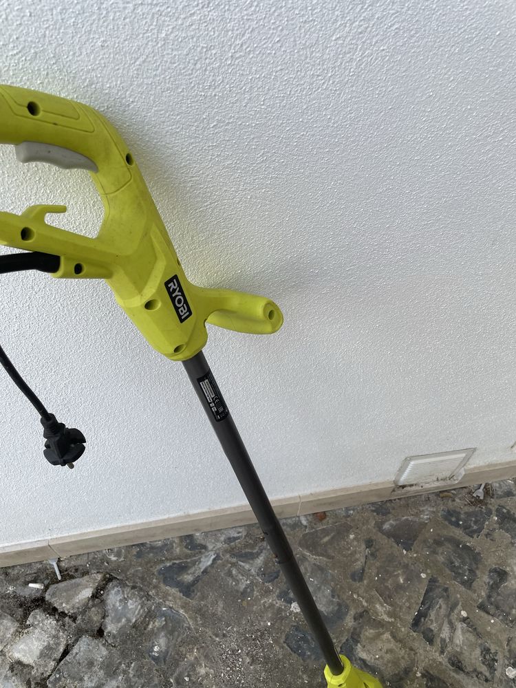 Aparador de relva com fio
