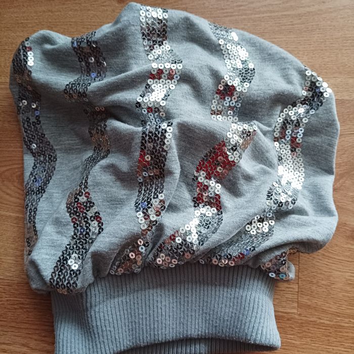 D" Czapka damska na ,,koński ogon ''