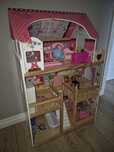 Drewniany domek dla lalek