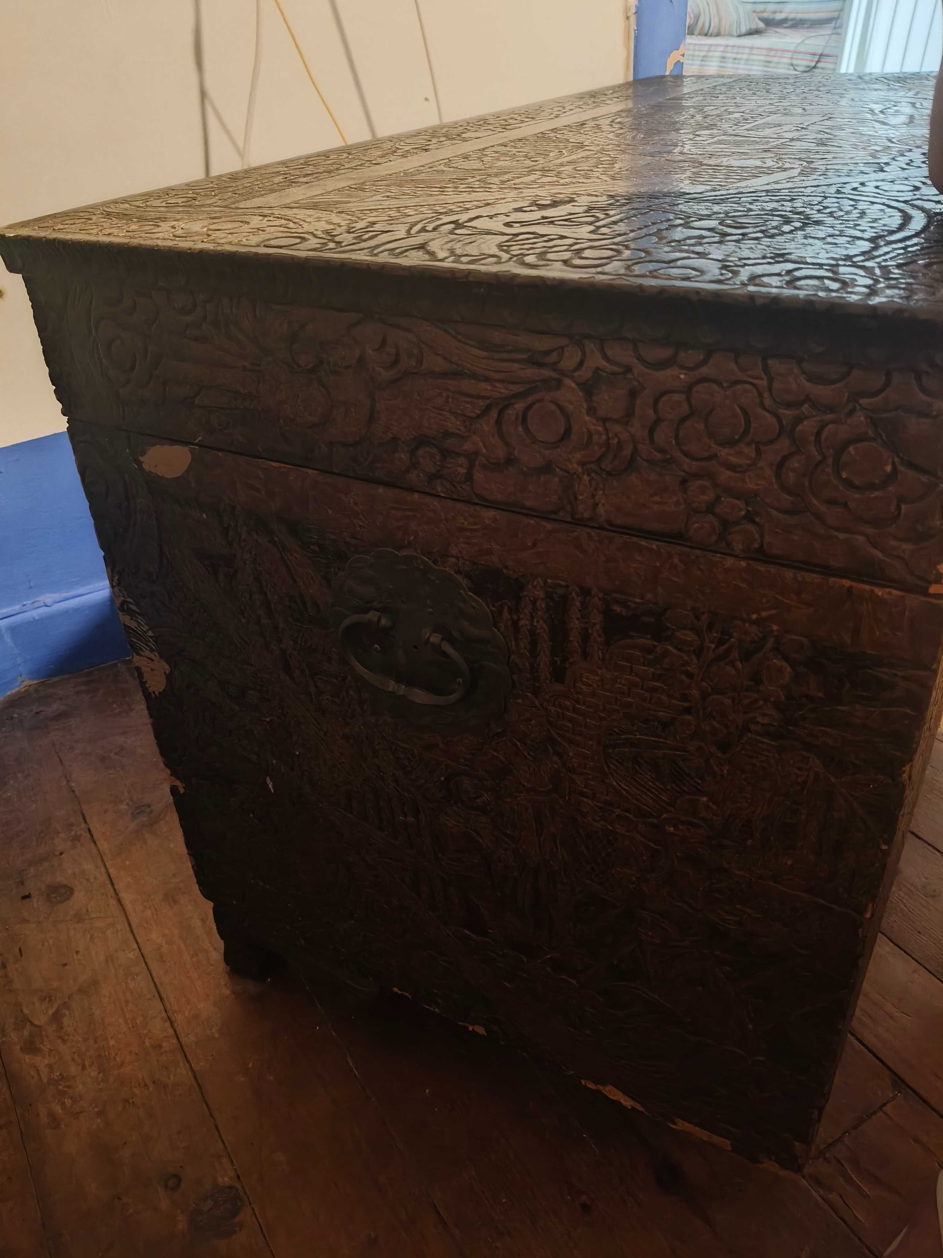 Baú de roupa antigo