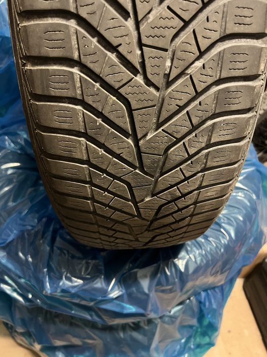 Yokohama BlueEarth Winter V905 - 235/60 R18 - zimowe komplet 4szt.