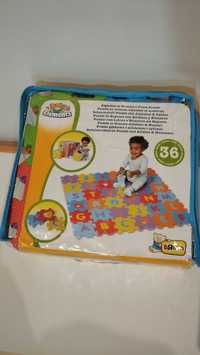 Tapete puzzle com letras