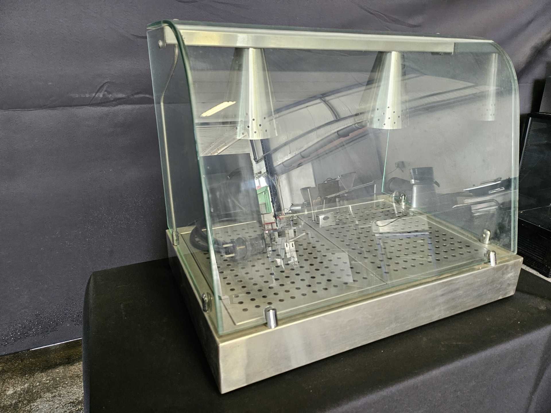 Vitrine com lâmpadas de aquecimento