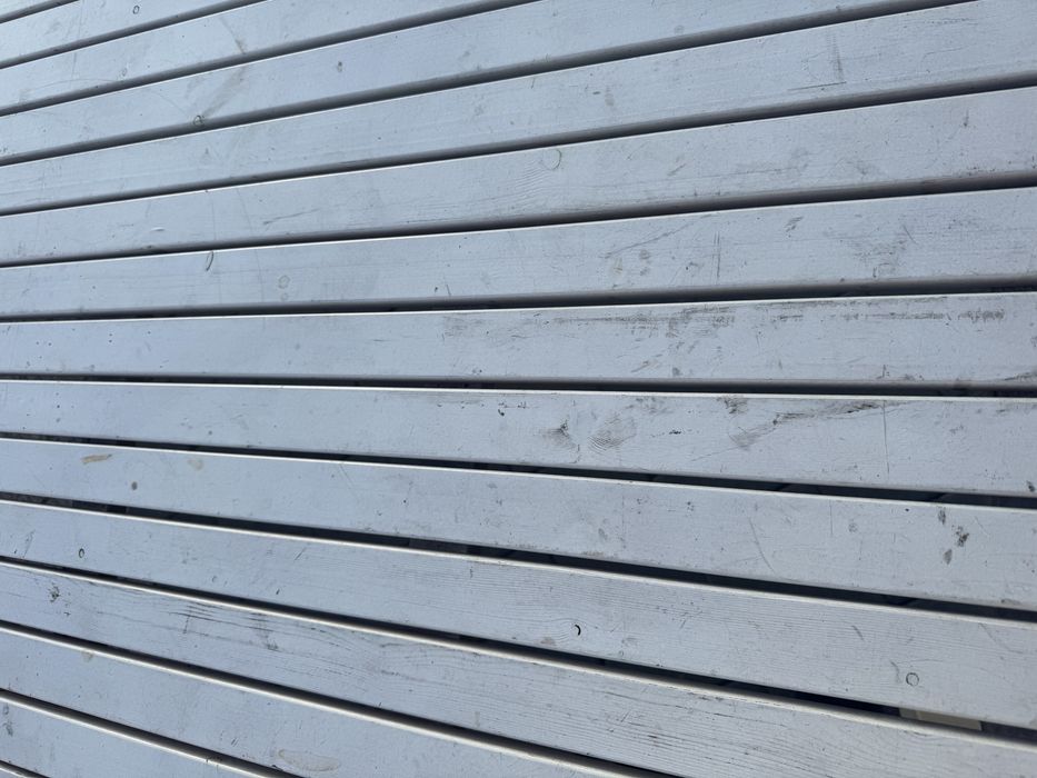 Duzy drewniany stół ogrodowy