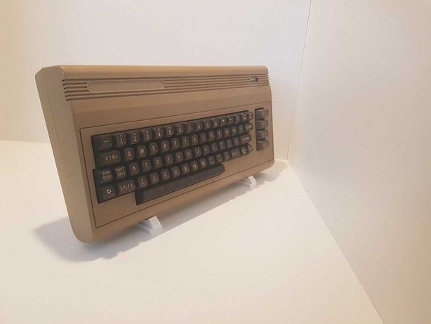 Stojak Commodore 64 - chlebak - wyeksponuj swój komputer