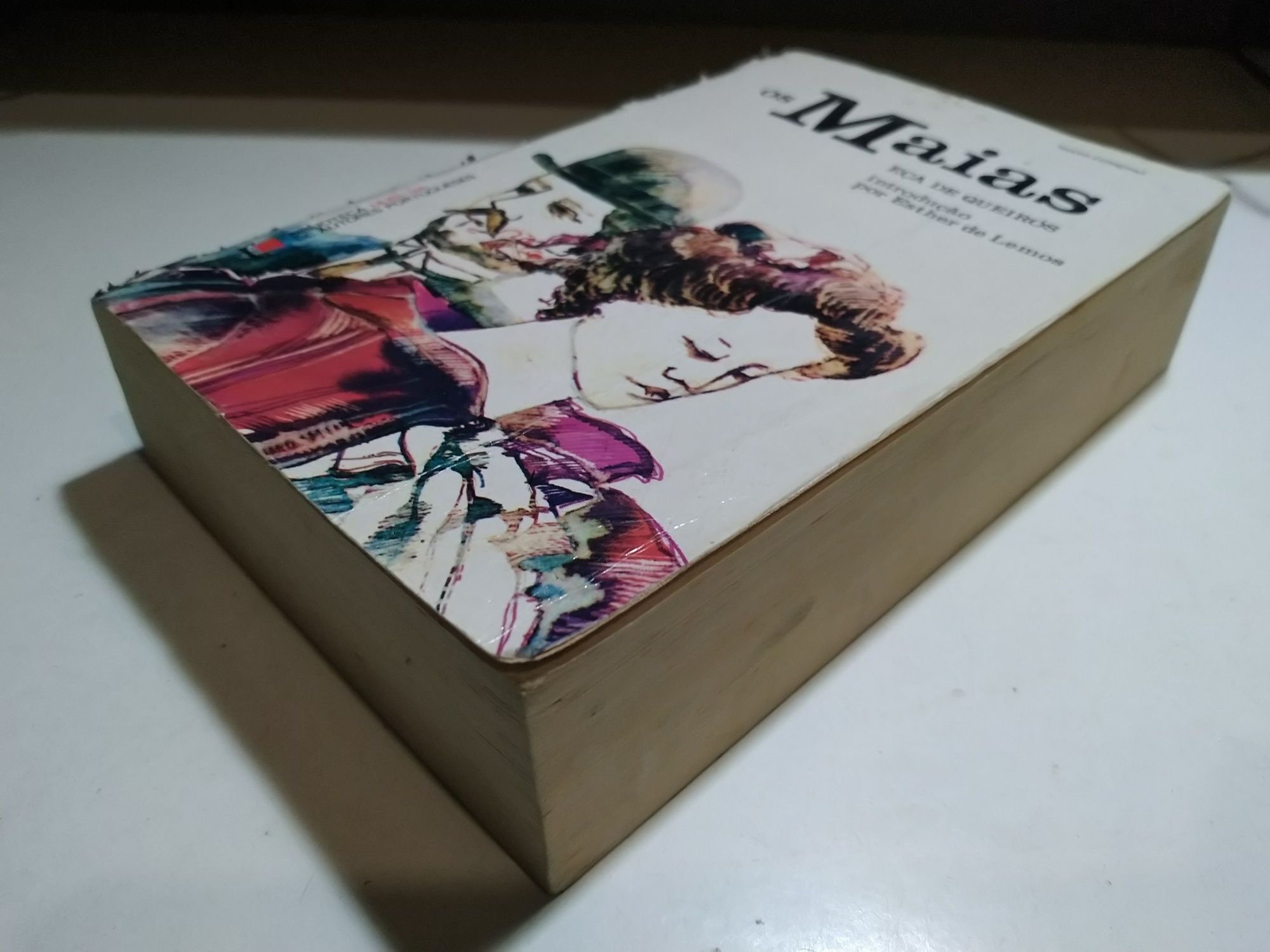 Livro "Os Maias" de Eça de Queirós