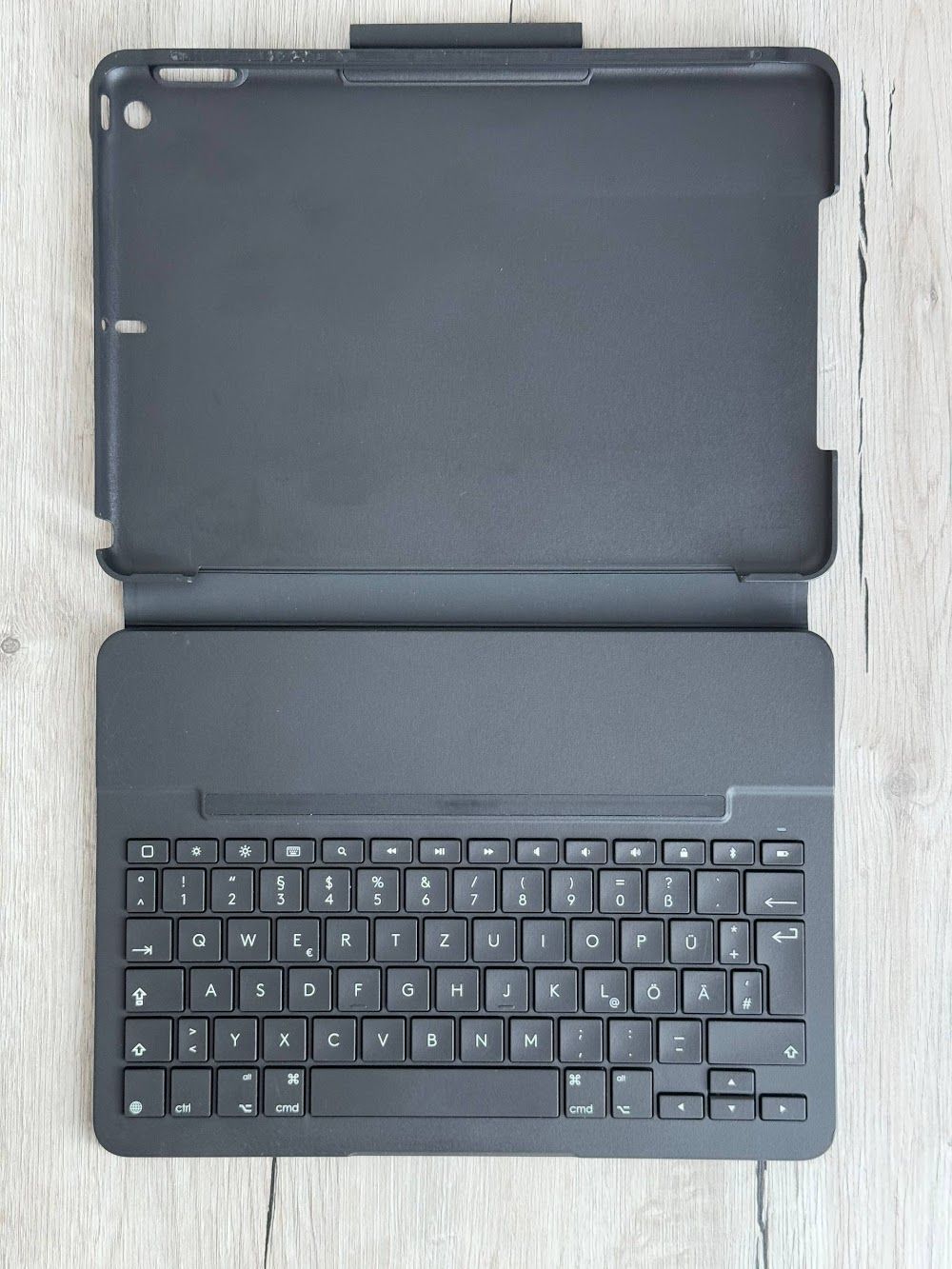 Чохол-клавіатура Logitech SLIM FOLIO для iPad (7-го покоління)