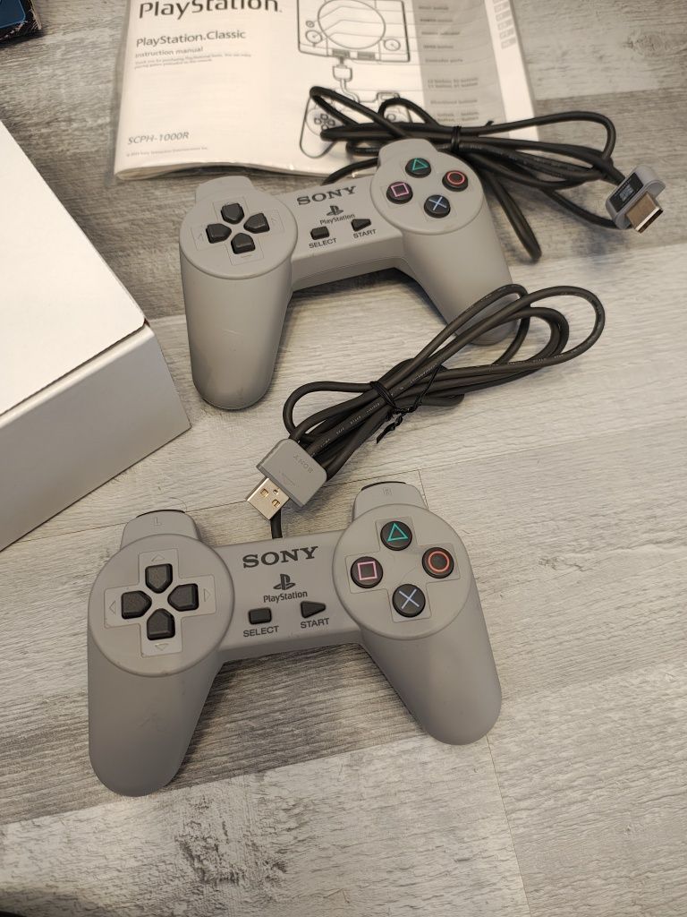 Retro konsola PlayStation Classic raz włączona.