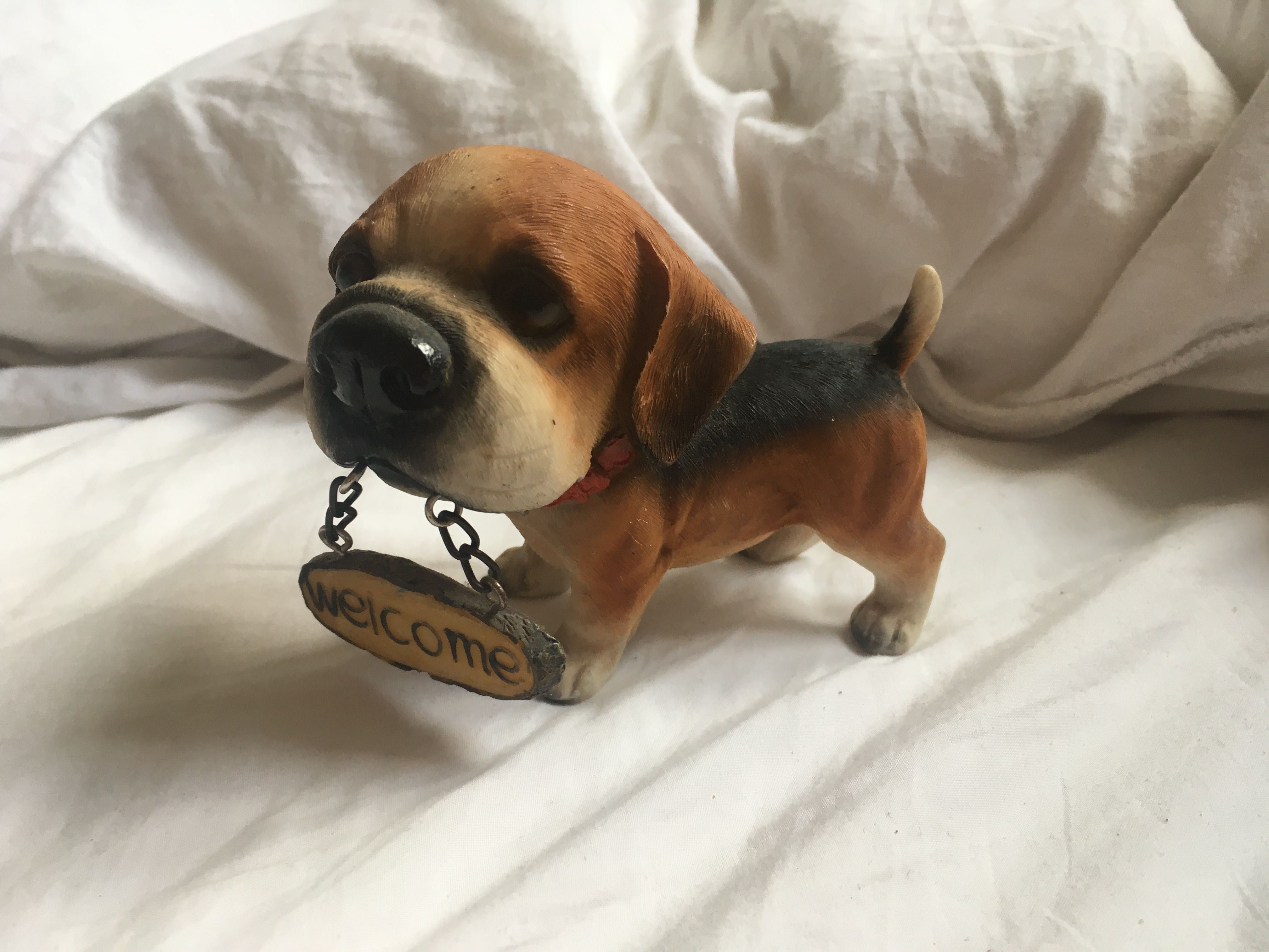 figurka beagle pies witająca
