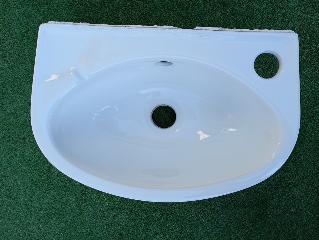 Mała biała umywalka ścienna ceramiczna 34 x 24cm z otworem na baterię