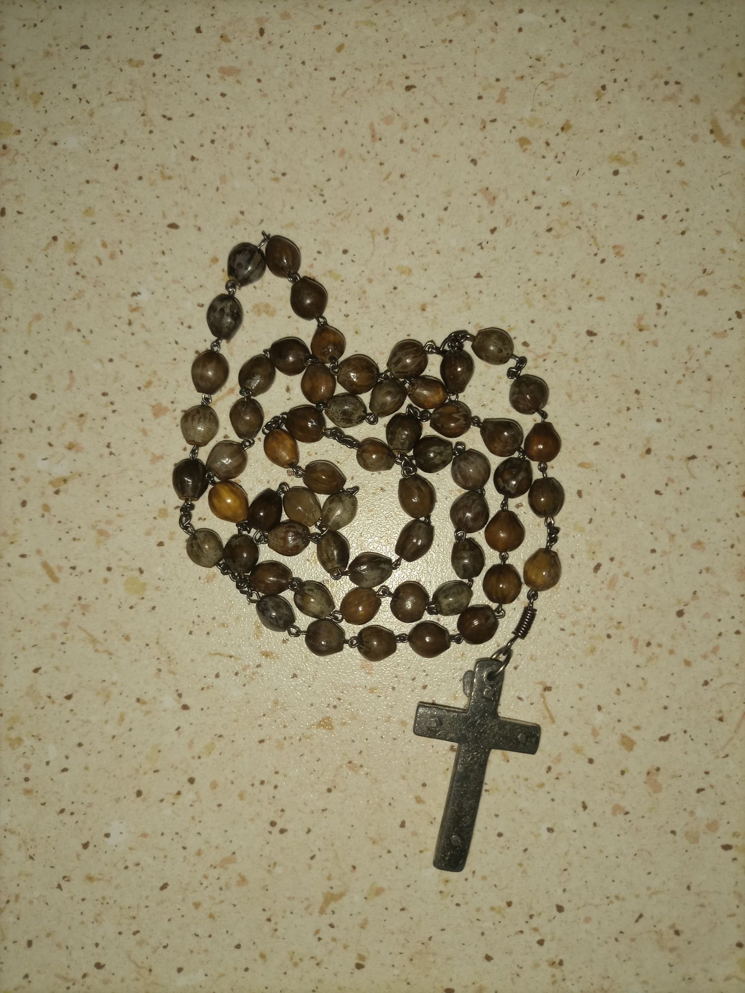 Stary drewniany poświęcony różaniec.