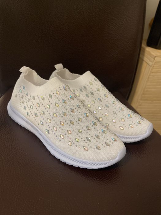 Женские белые кроссовки мокасины текстильные со стразами