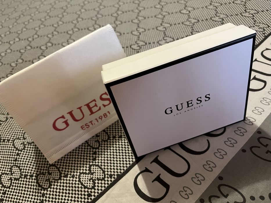 Фірмова коробка та пильник Guess