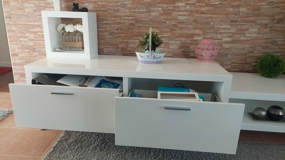 Móvel TV Lacado Br. elegante, com ótima arrumação em bom estado.