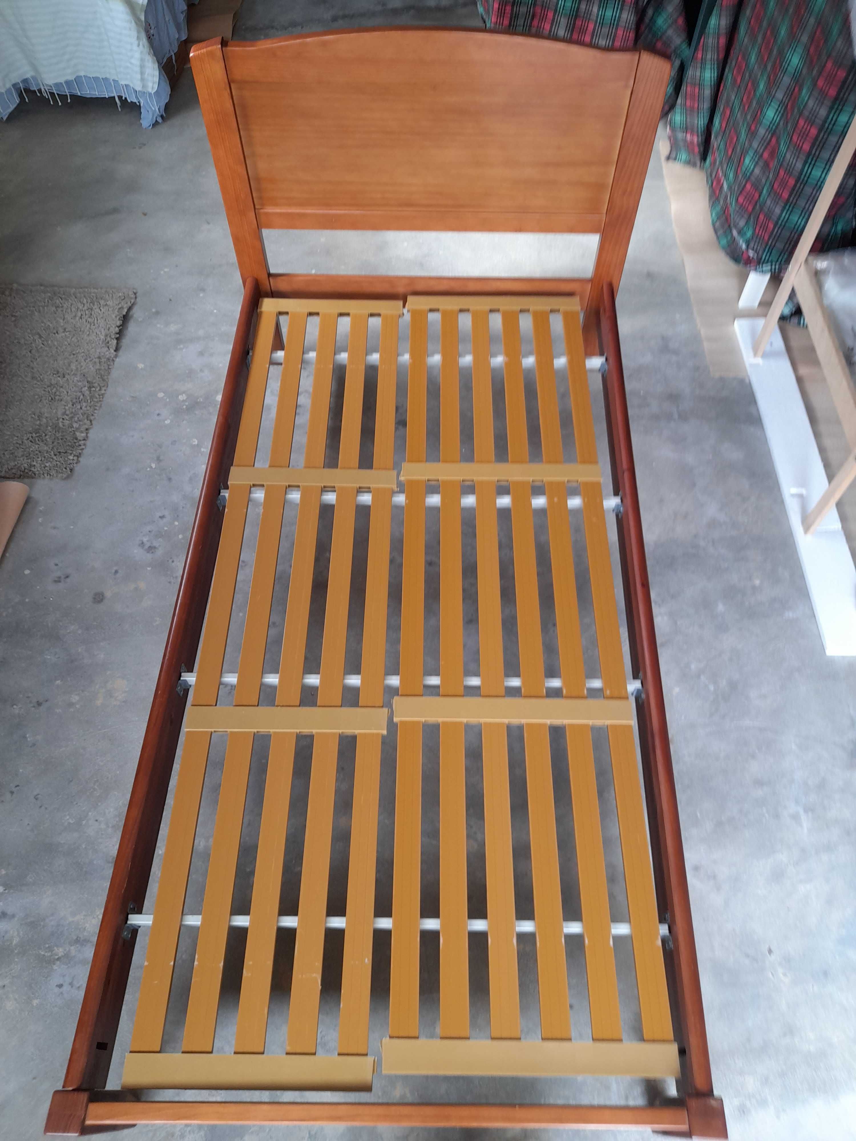Cama individual em madeira com estrado
