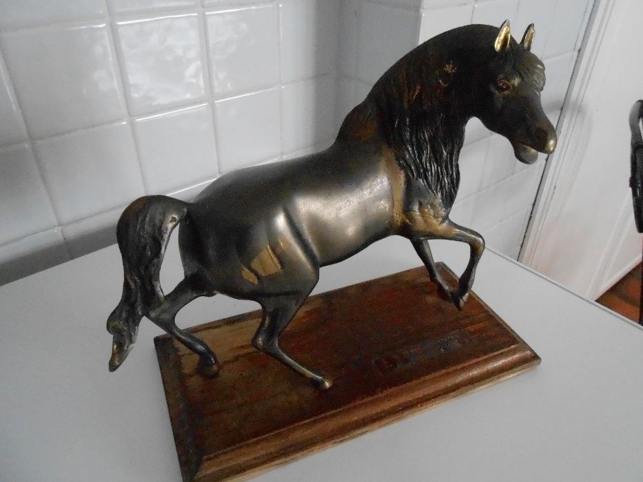 Estátua de bronze cavalo