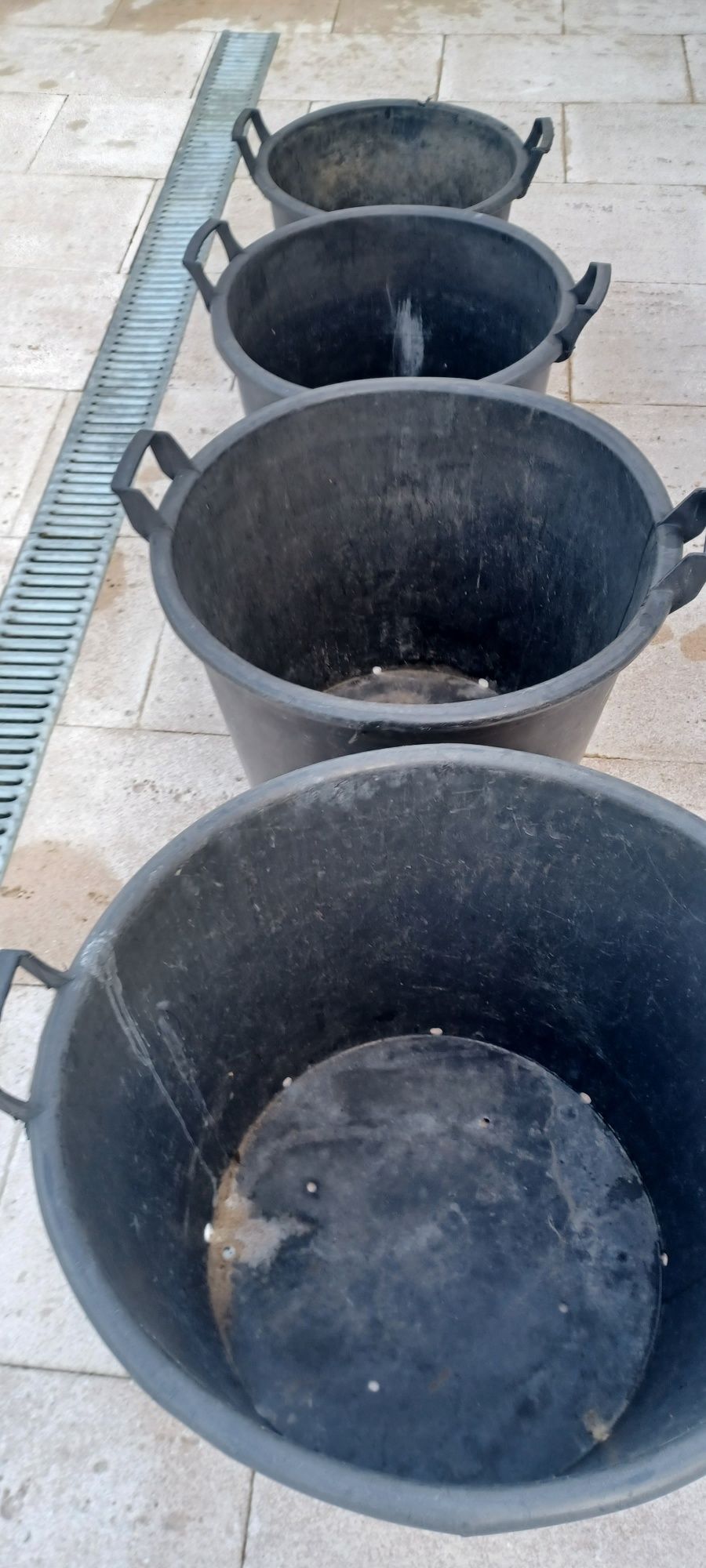 4 baldes de apoio a jardinagem em bom eatado.