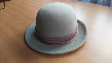 Beżowy damski kapelusz