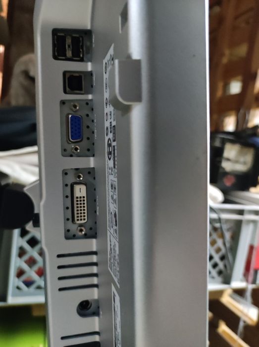 Dois monitores Dell 1908 com pé elevatório