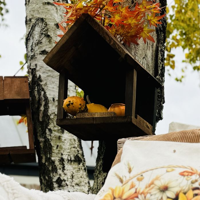 Duzy drewniany karmnik dla ptakow taras ogrod