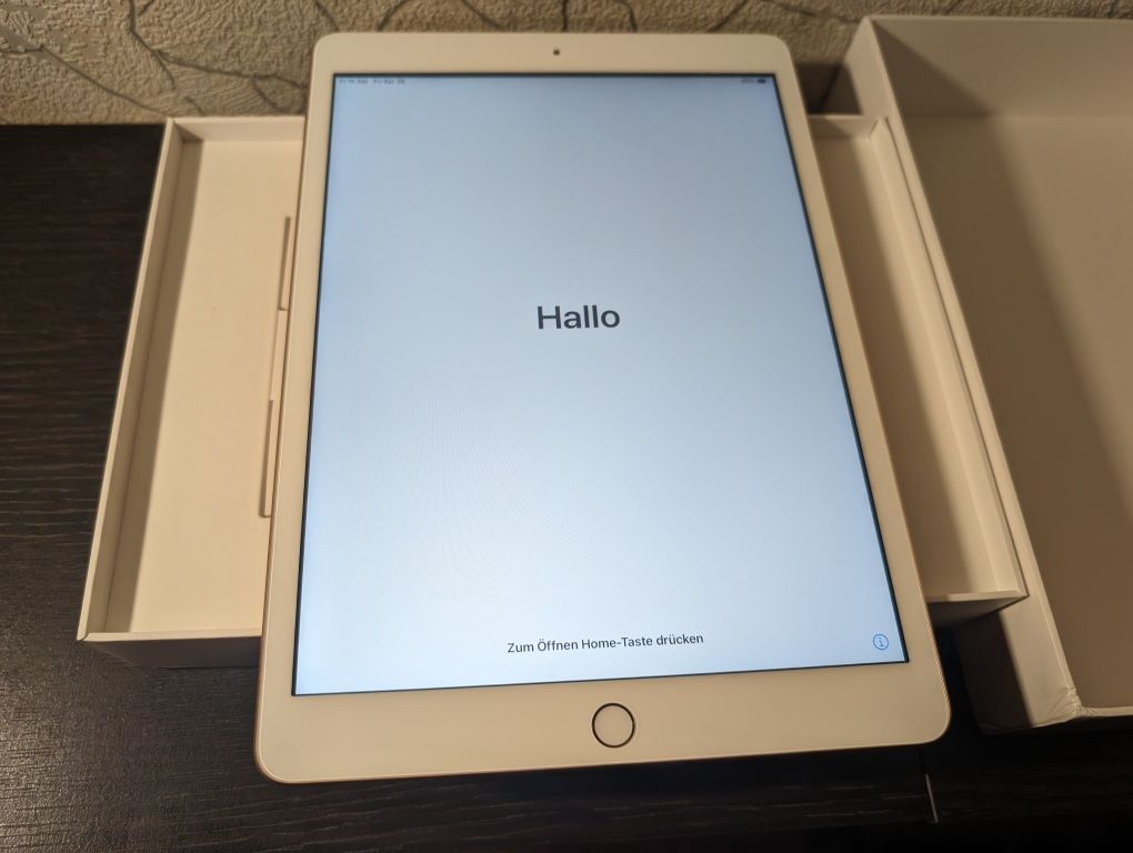 Планшет Apple iPad 8th generation Wi-Fi 32GB Gold