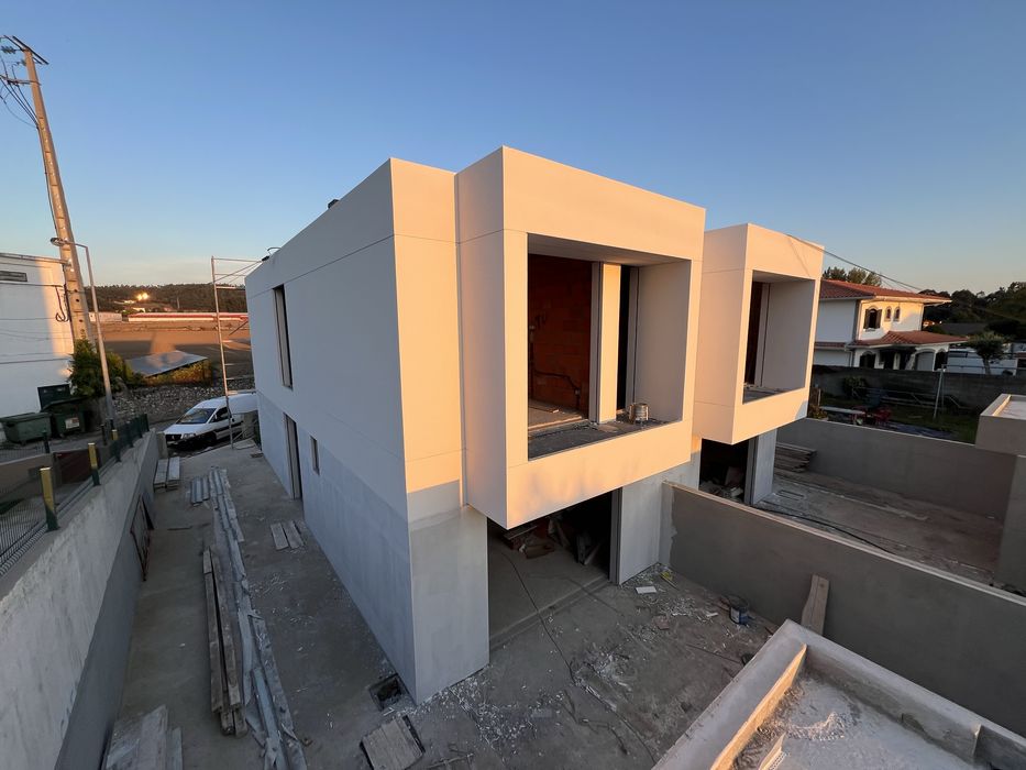 Moradia T3 em Construção – Dois Pisos, Garagem e Jardim