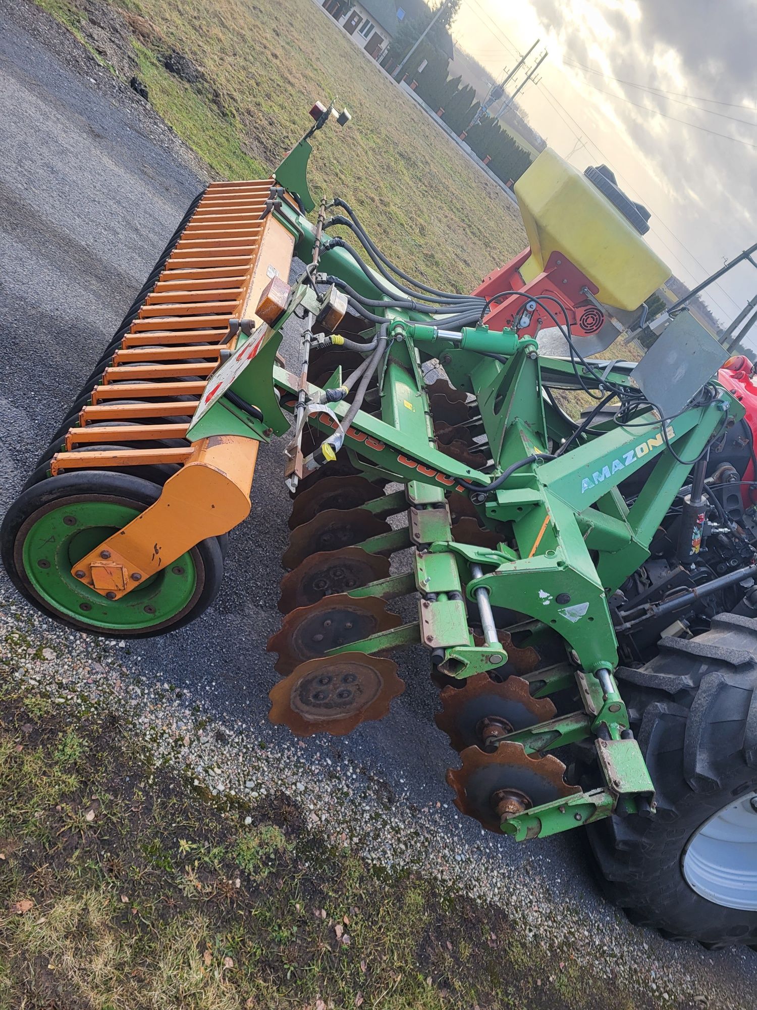 Talerzówka Amazone Catros+ 3001 z siewnikiem do poplonów HorschBrix