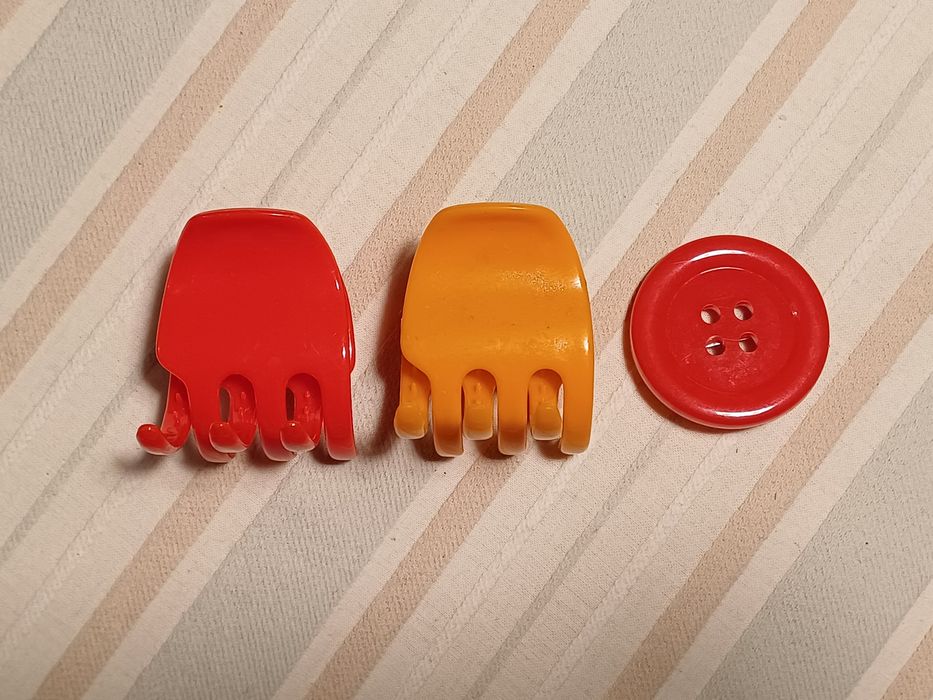 2 ganchos de cabelo (vermelho e laranja) + broche botão vermelho

Como