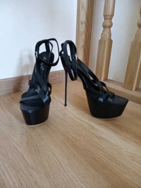 86/ OD RĘKI 38 Wyzywające szpilki sandały metal heel obcasy 16 czarne