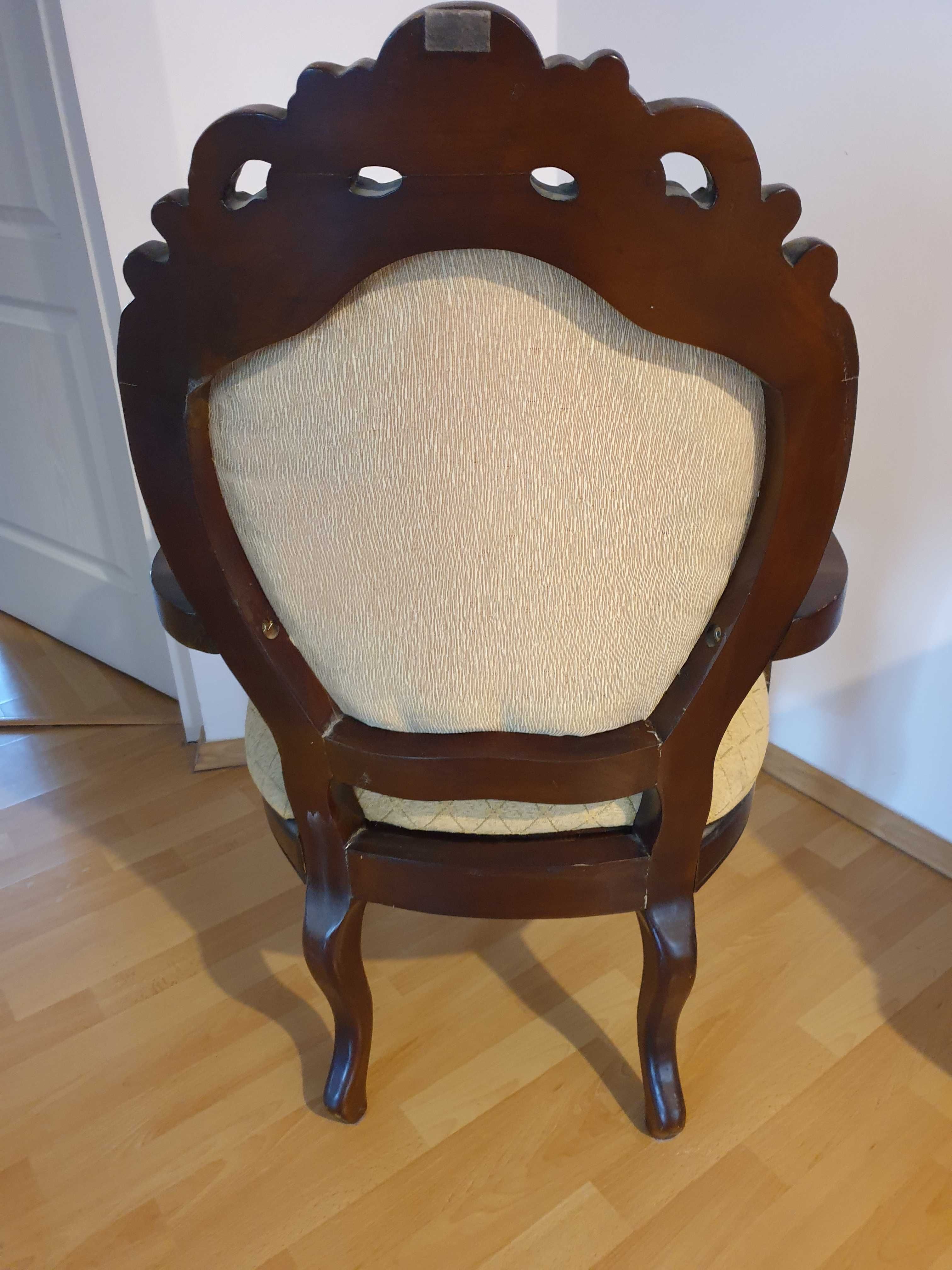 Piękne stylowe krzesło ze zdobieniami