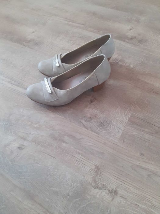 Buty damskie na obcasie r. 38