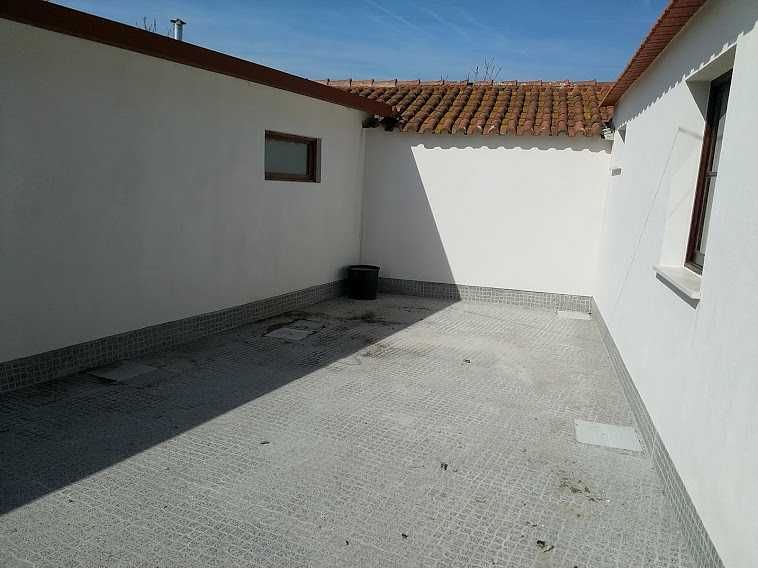 Arrenda-se moradia com 2 quartos