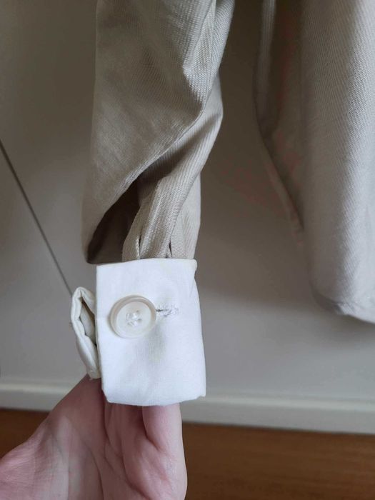 Camisa Bege com Chanel Cruzado Branco e Rosa