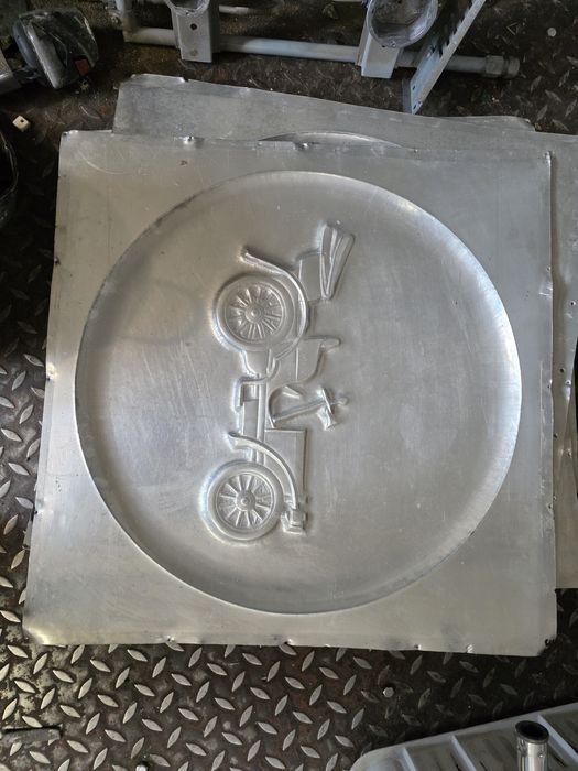 Aluminiowe tablice etro samochód, płaskorzeźba