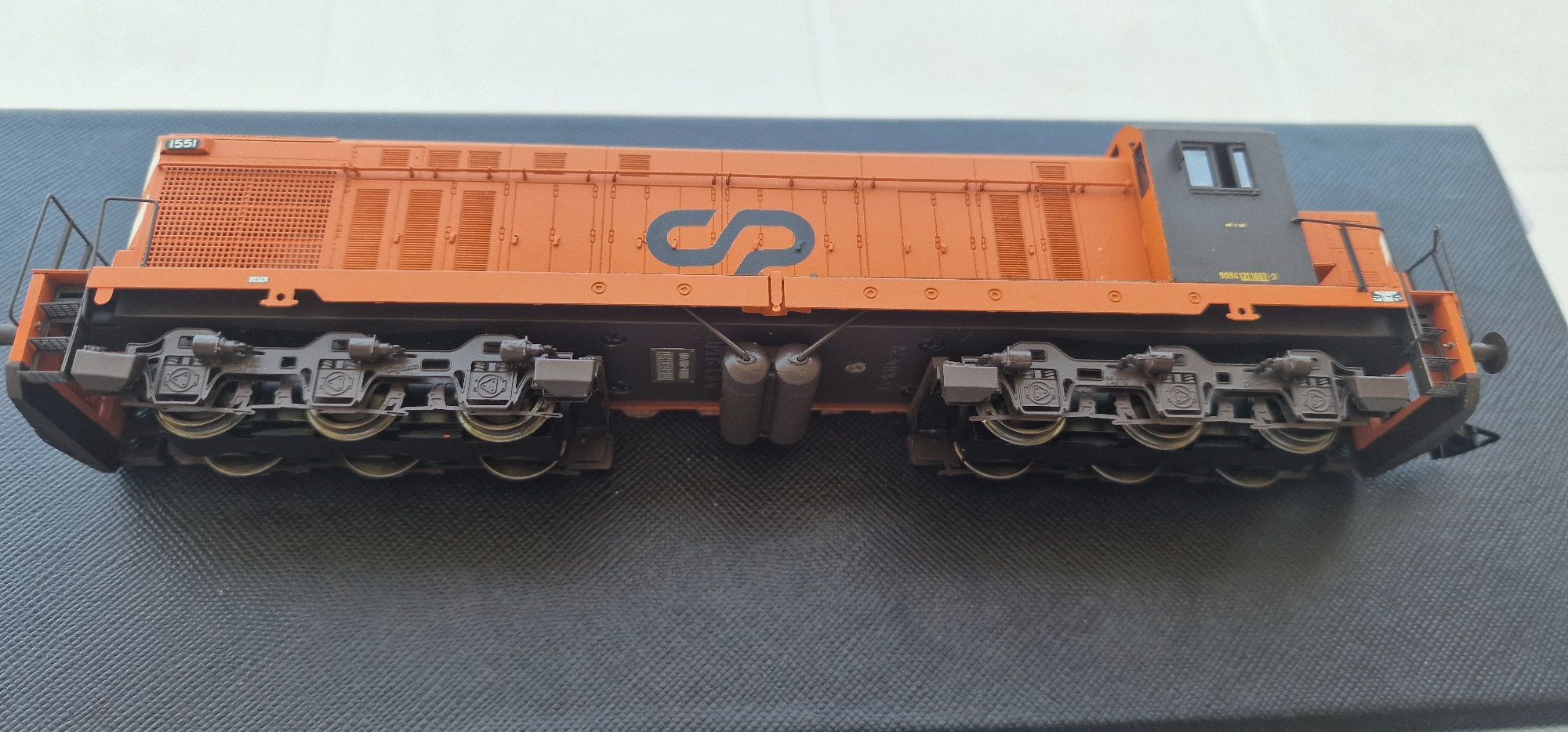 Locomotiva em latão  nova caixa ler texto.