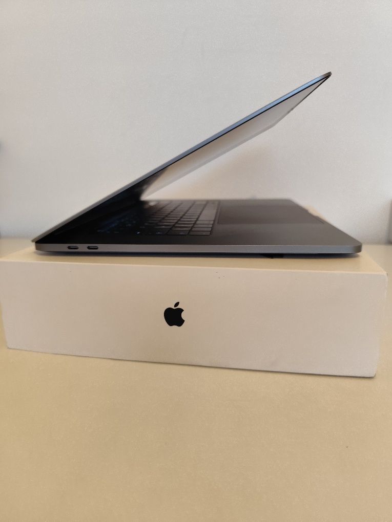 Apple MacBook Pro 15 / macOS 15 Sequoia / Adobe / Office