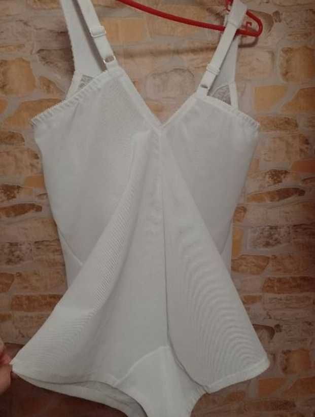 (110C) (48/4XL) Ekskluzywne, białe Body modelujące z Londynu, jak NOWE