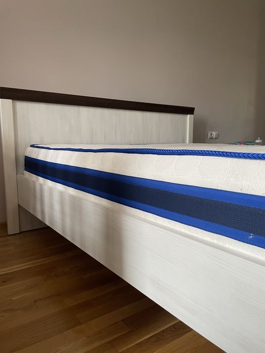 Ліжко двох спальне з матрацом та двома тумбочками