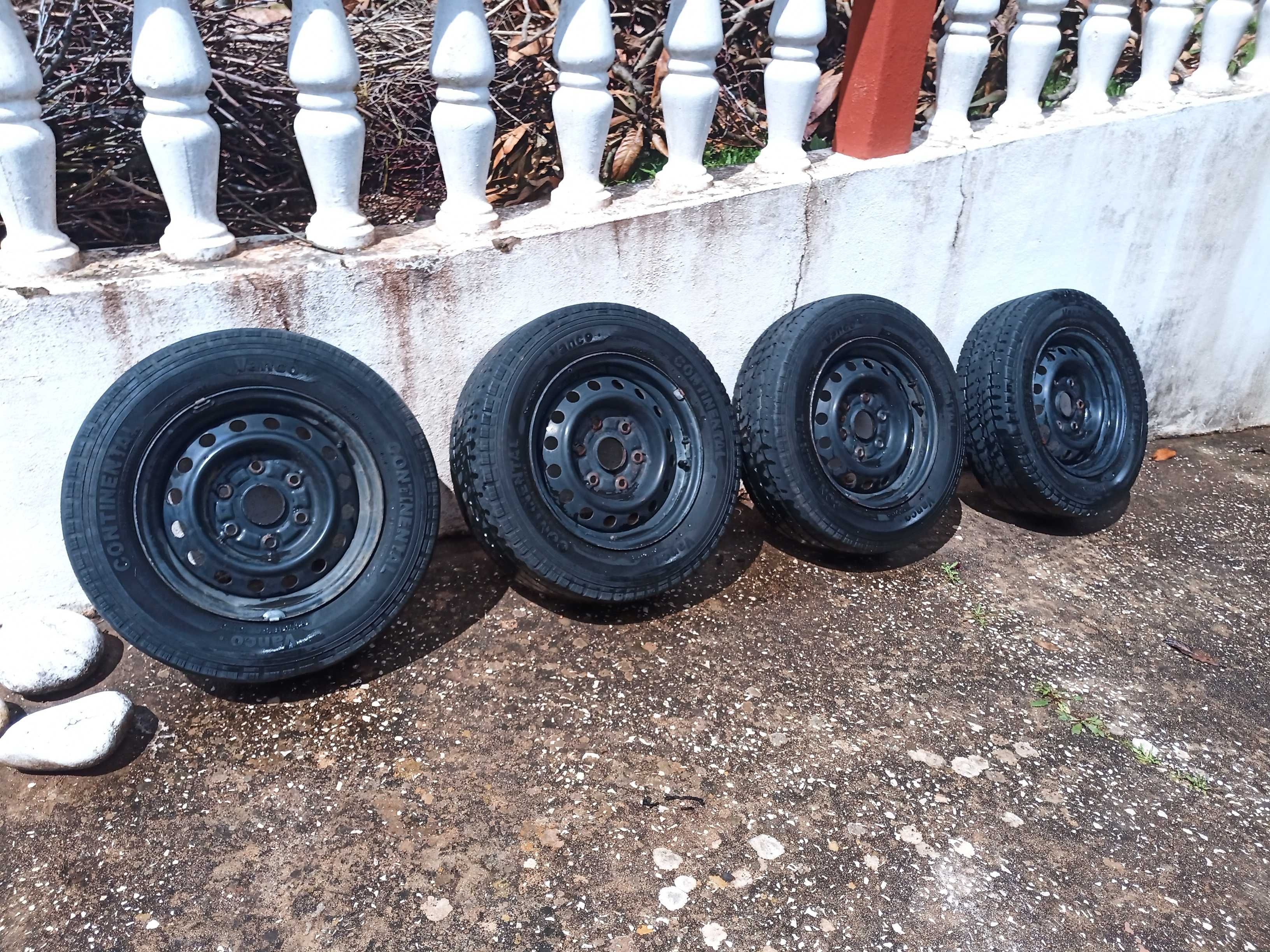 4 Rodas de Toyota HiAce 2003 ferro com pneus continental 195/70 R 15