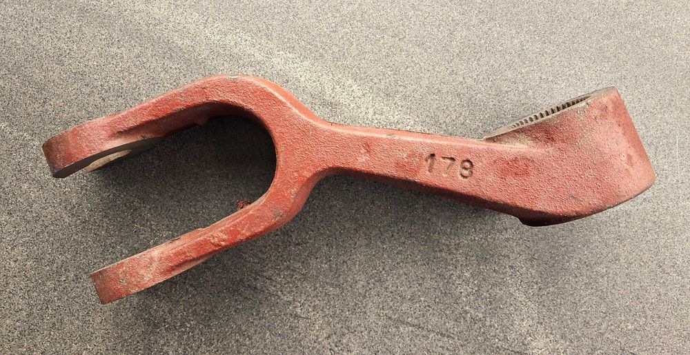 Dźwignia podnośnika lewa T-25 Władimirec