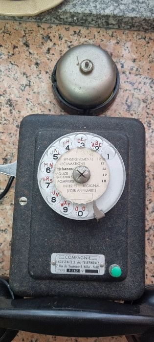 Telefone antigo + 100 anos