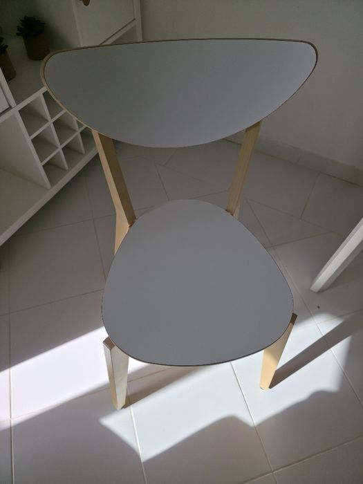 Vendo mesa e cadeiras