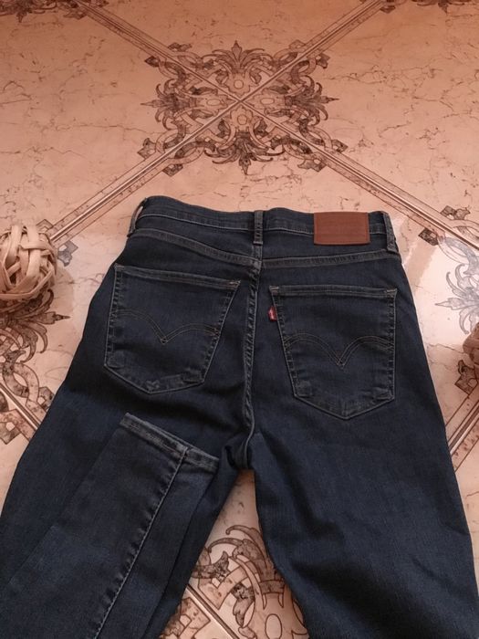 Темні джинси завужені