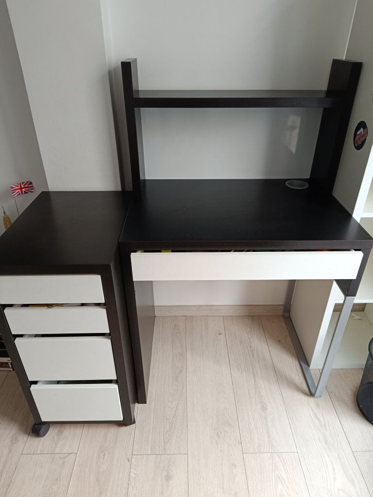 Biurko IKEA z nadstawką i szufladami.
