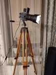 Stylowa lampa na statywie drewnianym