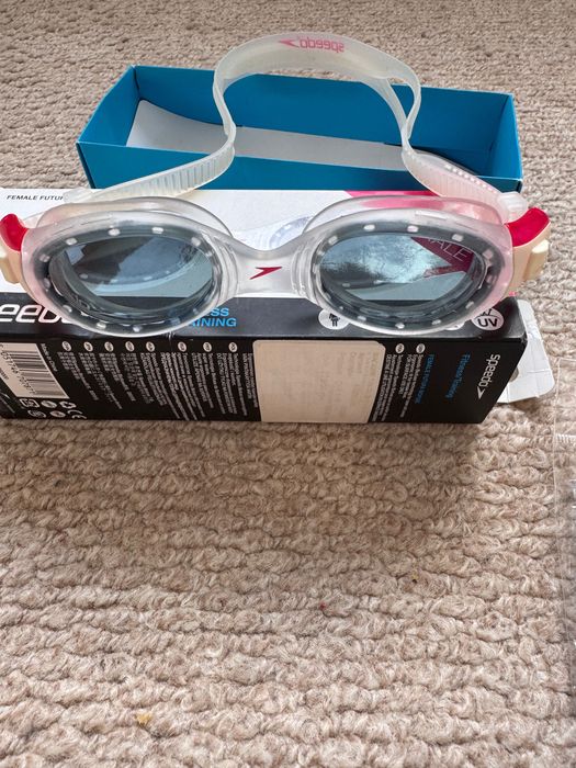 Комплект: жіночі окуляри для плавання і шапочка Speedo