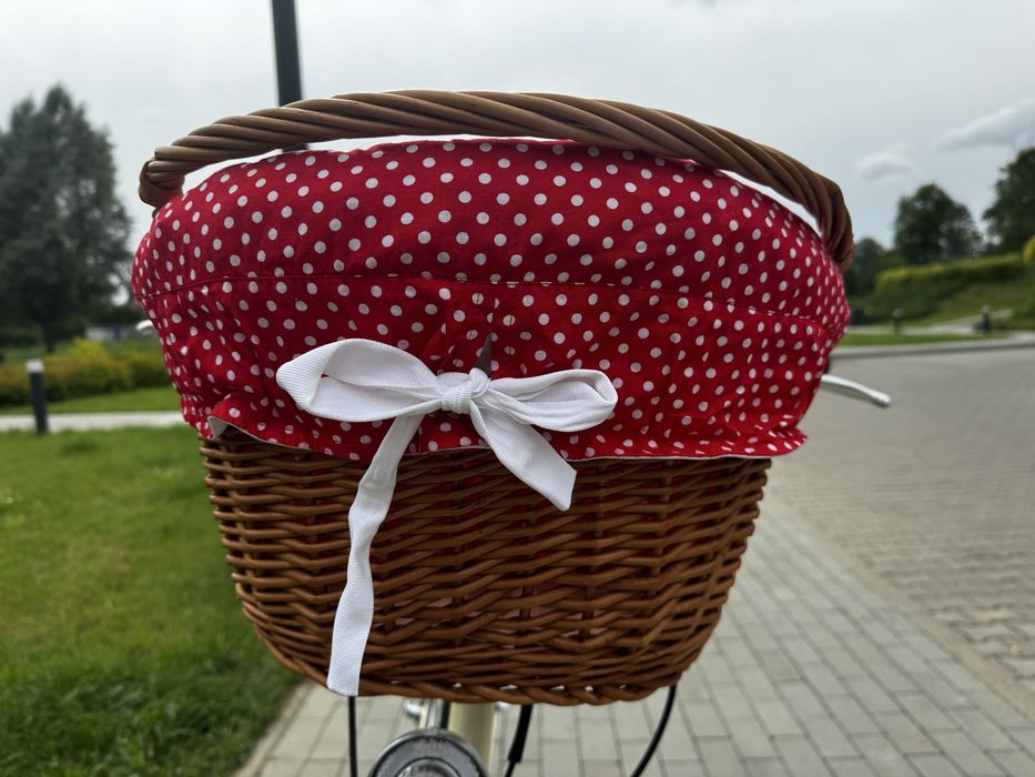 Koszyk rowerowy wiklinowy z czerwonym wkładem