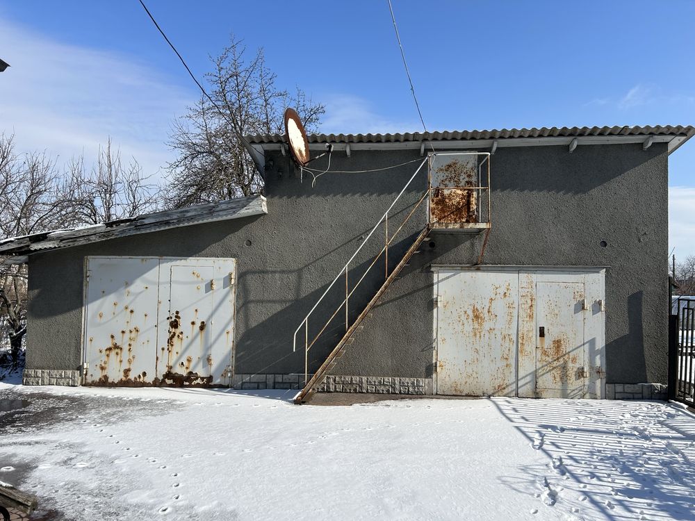 Продам двоповерховий  будинок з двома гаражами